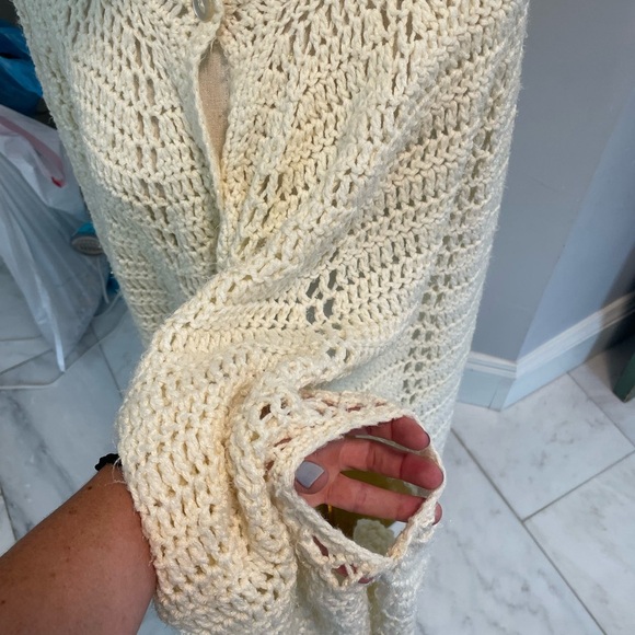 Vintage handmade women’s loose knit cape with buttons and hand openings EUC - Picture 3 of 4